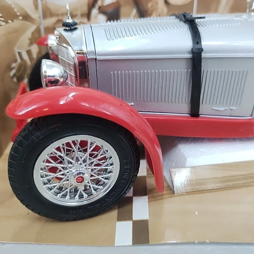 Bburago 1:18 Scale Diecast Goofy Disney Mercedes Benz SSKL Burago Silver Red